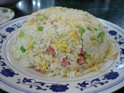 베이징시의 차오판 예시. 차샤오(叉焼, 돼지고기 바비큐)를 구하기 어려워 햄과 같은 고기를 사용하는 경우가 많다. 쌀 또한 중부나 북부와 가까운 것을 사용하며, 맛과 풍미도 다르다.