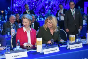 우르줄라 폰데어라이엔 유럽 연합 집행위원회 위원장과 (2019년 11월 20일)