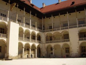 지그문트 1세가 건설을 명한 바벨 성 내의 안뜰(1516년-1536년)