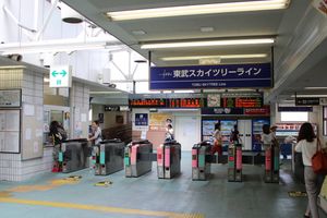 니시아라이역 개찰구 (2016년 8월 16일)