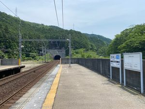 니시아오야마역 2번 승강장. 주변은 숲으로 둘러싸여 있다.