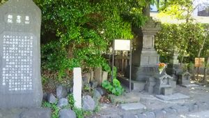 가마쿠라 유이가하마 쓰루오카 하치만구 오토리이 부근에 있는 하타케야마 시게야스 저택 터 묘탑