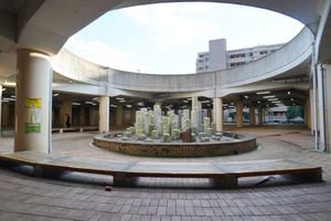 서쪽 출구 필로티 기념물 "지구 단면 - 숲의 스폿 -" (2020년 2월)