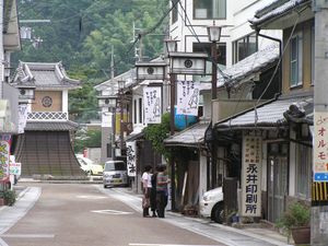 조카마치였음을 느낄 수 있도록 고안된 가시와바라역 앞길