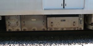 히타치제 초퍼 장치의 1측. 돌기가 있는 오른쪽 반이 계자 초퍼 장치, 왼쪽 반이 초퍼 장치의 심장에 해당하는 게이트 제어 드라이브