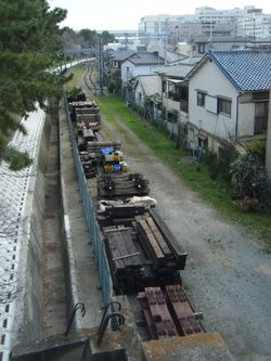 무코가와 선 북단(본선 무코가와 신호장과의 연락선과 합류하는 인상선)을 옛 국도에서 바라본 모습. 여기서 국도 2호(옛 무코오하시 역)까지의 폐선 부지에는 단독 주택지가 이어져 있다.