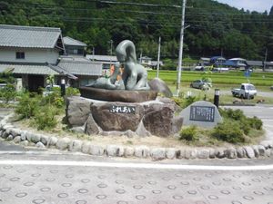 역 앞에 있는 공룡 화석 발굴을 기념하여 세워진 석상(2009년 8월)