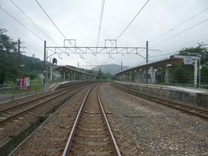 신히키다역 승강장 (2007년 8월, 구내 건널목에서 바라본 모습)