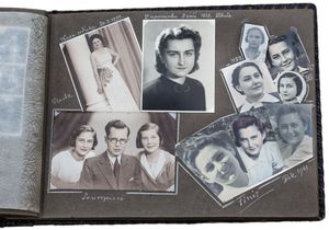 검은색 받침대에 붙이는 타입의 앨범