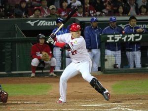 타석에서의 아이자와(2017년 10월 24일, 마쓰다 스타디움)