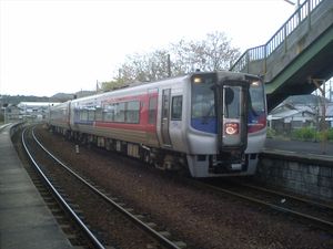 구내, 정차중인 열차는 특급 우즈시오 (2006년 4월, 운전 정차)