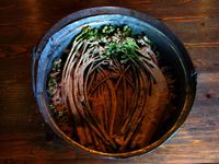 고사리의 쓴맛과 떫은맛을 제거하기 위한 잿물 빼기 과정. 뜨거운 물을 부어 하룻밤 둔다.