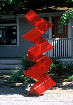 ft}}. 이 조각품은 미국 오리건 주 포틀랜드의 3945 SE 호손 대로에 있는 라이너스 폴링의 어린 시절 집 앞에 세워져 있다.