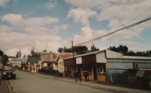 칼레 J.M. 카레라는 푸켈돈 마을의 주요 거리이다.