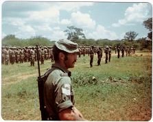 L1A1을 든 뉴질랜드 군인 (짐바브웨 군 지도 중)