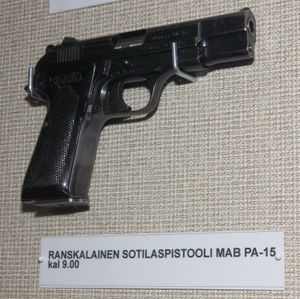 MAB PA-15는 M1911 계열과 비슷한 외관이지만, 그 작동 기구는 완전히 다르다.