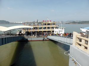 네이리에아오 부두에서 본 정박한 페리