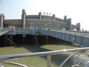 선상에서 본 네이리에아오 부두