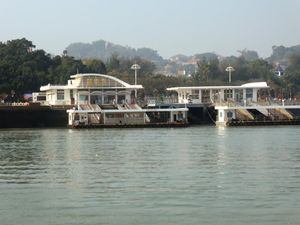 해상에서 바라본 구랑위 부두