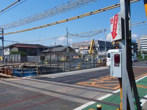 개축 중인 산노가와 교량. 건널목 폭이 넓어졌고, 상하행선도 임시 선로로 변경되었다. (2023년 7월)