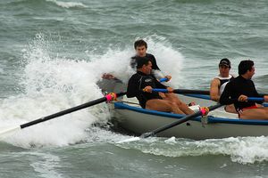 해상에서 구명 보트 훈련을 하는 서프 라이프세이버들