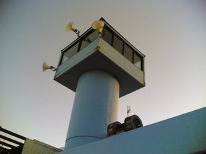 호주, 마루브라 해변의 감시탑. 탑 오른쪽 아래에 있는 것은 상어 경보 사이렌