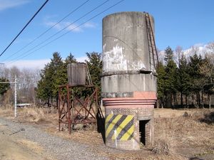 구내에 남아있는 급수탑 (오른쪽). 왼쪽은 철도원의 생활 용수를 위한 저수조이다.