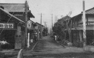 1925년에 서쪽의 역 앞 거리를 촬영한 것