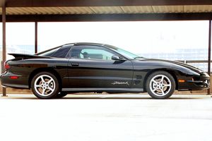 2001 폰티악 파이어버드 트랜스 암 파이어호크 후면