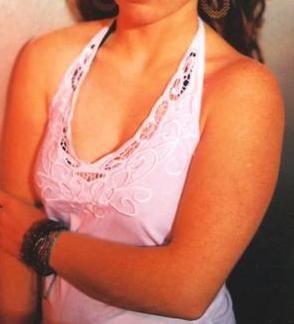 홀터넥 톱을 입은 여성