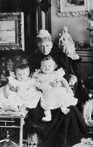 1896년 덴마크 왕비 루이세와 마르그레테 공주, 올가 대공녀.