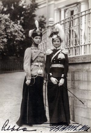 1910년. 명예 연대장 제복을 착용한 올가와 타티아나.
