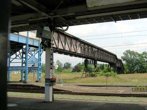 폐지 전 가미스나가와 지선 홈으로 향하던 육교 (2004년 7월)