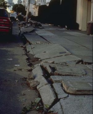 샌프란시스코 시 마리나 지구. 로마 프리에타 지진 발생 시 액상화로 손상된 보도