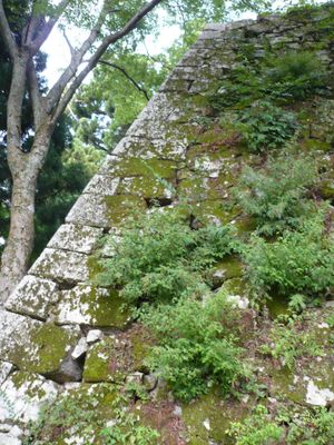천수대 아래의 깎아지른 절벽과 산기 쌓기