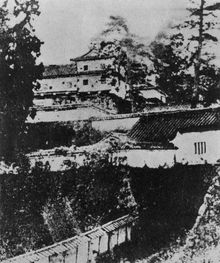 메이지 20년경의 어성문(오테몬)에서 북 어루를 올려다보는 앵글. 이 사진의 가장 안쪽에 북 어루가 찍혀 있으며, 중상 구조에 천수와 같은 흰 회반죽 총칠, 사각형 격자 창 2개, 상부의 입모야 파풍을 확인할 수 있다. 이 사진에는 일부 "15간 다몬"도 찍혀있다.