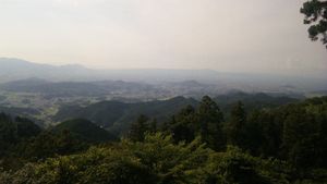 국견 어루터에서 나라 분지를 바라보다