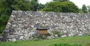 니노마루 방향에서 본 다이코고야구라다이(太鼓御櫓台)와 신고야구라다이(新御櫓台)