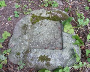 혼마루 아래에 있는 문의 초석 터