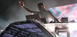 라이브 공연 중인 플룸 (2014년)