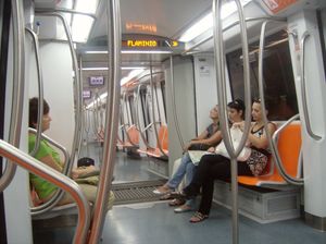 S/300 열차 내부. LED 디스플레이의 화살표는 플라미니오-피아차 델 포폴로역에서 열차의 오른쪽 문이 열린다는 것을 나타낸다.