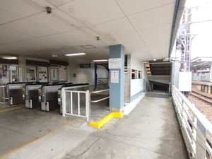 홈으로 이어지는 개찰구 (좌)와 서쪽 출구로 이어지는 지하 통로 (우)