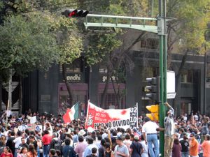 "No estuve ahí pero no olvido"(나는 그곳에 없었지만 잊지 않는다)라고 적힌 표지판