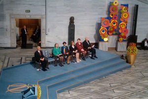 2010년 노벨 평화상 시상식: 당시 수감 중이던 류샤오보를 위해 무대에 비워진 의자; 중국 정부는 또한 류샤가 오슬로로 여행하는 것을 허용하지 않았고, 그녀를 가택 연금에 처했다.