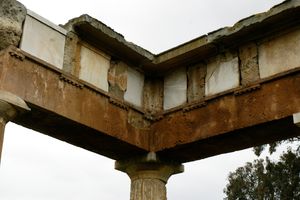 브라우론의 스토아의 프리즈에 끼워진 대리석으로 만든 메토프