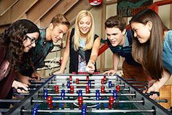 등장인물, 왼쪽부터: 델리아 델파노, 로건 왓슨, 린디 왓슨, 개럿 스펜저, 그리고 자스민 강.