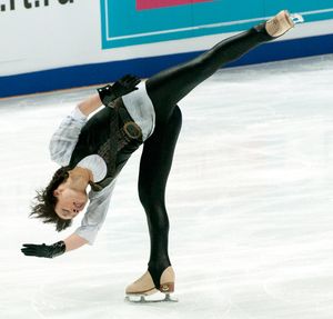 스윙 카멜 스핀 (알레나 레오노바)