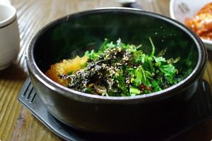 뚝배기에 담아 낸 알밥