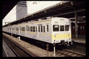 라이트 그레이에 황색 띠 도색 시절의 301계 전동차