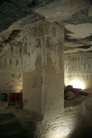 안치실의 기둥 (E)